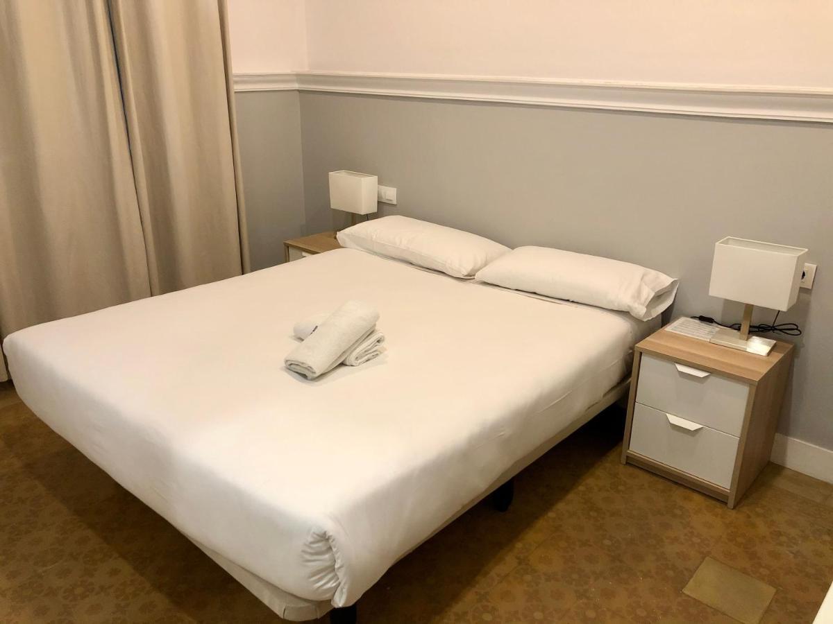 Hostal Medea Barcelona Zewnętrze zdjęcie